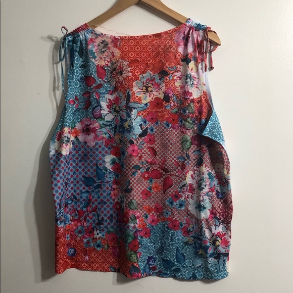 Top Sleeveless V-neck sublimation red multi floral for women’s. Size XL - Picture 2 of 3